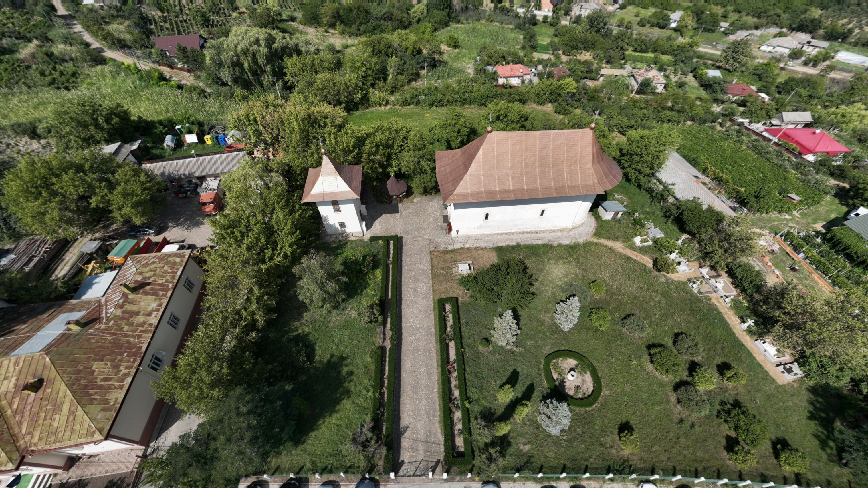 Biserica-Cuvioasa-Parascheva-si-ruinele-Beciului-Domnesc-din-Cotnari-09232023_213515